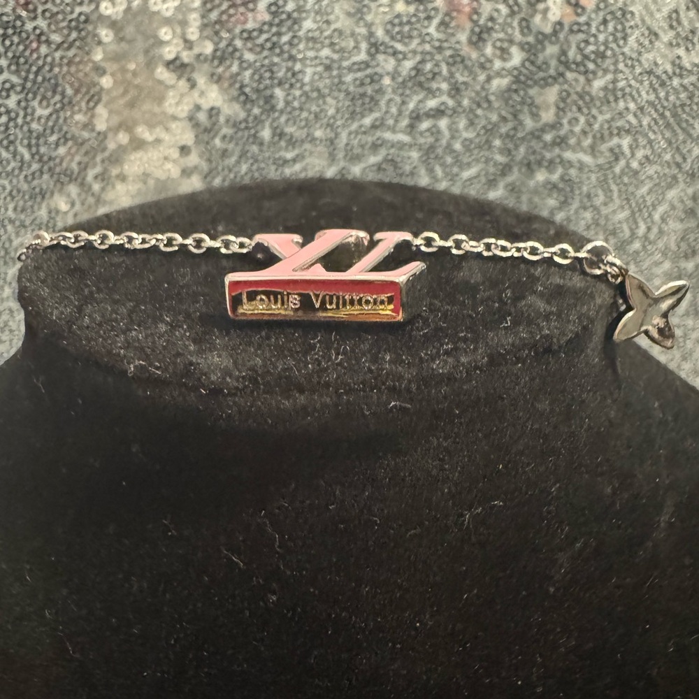 Louis Vuitton Silver Necklace with Pink Charm - Picture 4 of 8